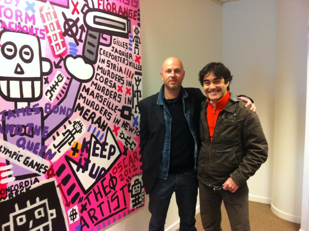 Michel Izard et Yann Sciberras devant la toile 2012 in a Flash dans la salle de rédaction de TF1