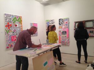 performance de l'artiste yann sciberras à saatchi londres