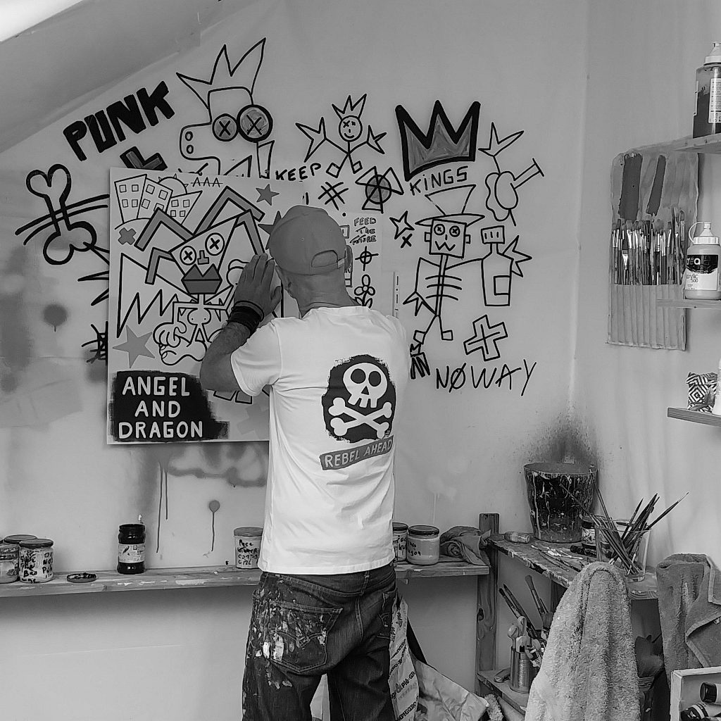 l'artiste yann sciberras dans son atelier